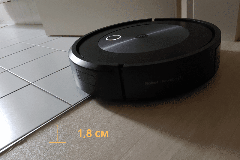 Der iRobot Roomba j7 überfährt eine Türschwelle